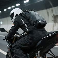 Plecak motocyklowy z uchwytem na kask i odblaskami 13