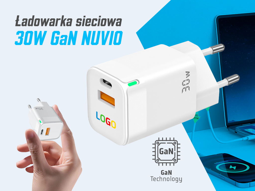 Kompaktowa ładowarka sieciowa 30W GaN Nuvio z nadrukiem logo trzymana w dłoni, z portami USB-C i USB-A do szybkiego ładowania smartfona oraz laptopa.